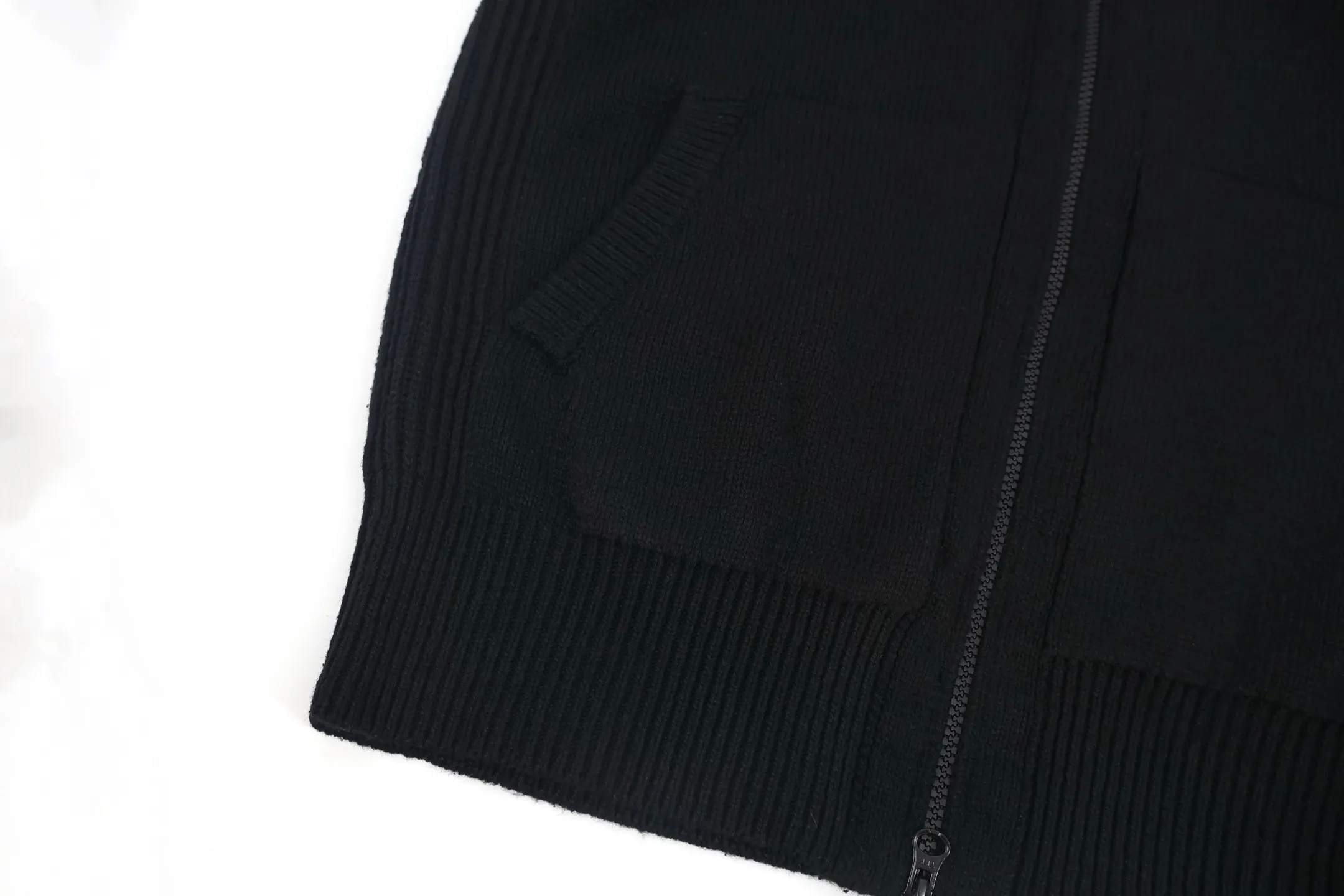 🅿️560 [Exclusive supply] Stone island zipper knitted jacket is made of merino wool fabric. This wool has 78% wool content, which is a wool yarn with ultra-high wool content. The loom-finished clothes contain 22% cotton, making the clothes more suitable for the upper body. The armband is made with Tajima embroidery machine several times and modified before the final version is produced. Size:S-M-L-XL